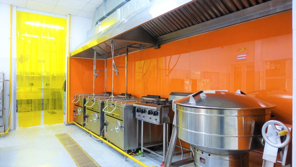 Bếp ăn được trang bị hiện đại, đảm bảo vệ sinh an toàn thực phẩm trong quá trình chế biến.