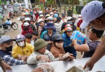 Khát nước sạch giữa rốn lũ