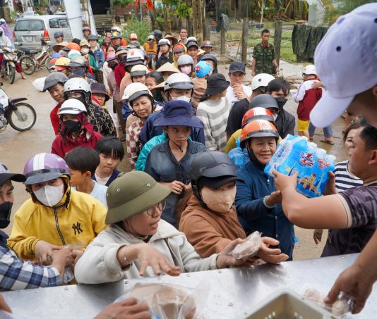 Khát nước sạch giữa rốn lũ