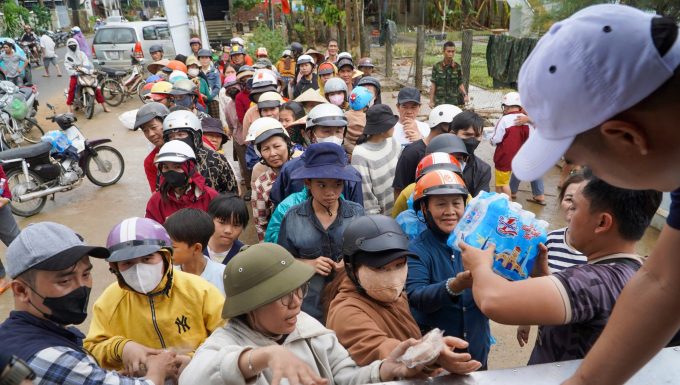 Khát nước sạch giữa rốn lũ