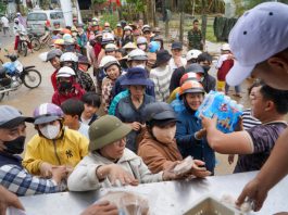 Khát nước sạch giữa rốn lũ