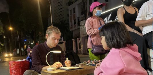 Lớp học trên vỉa hè của chàng trai người Anh